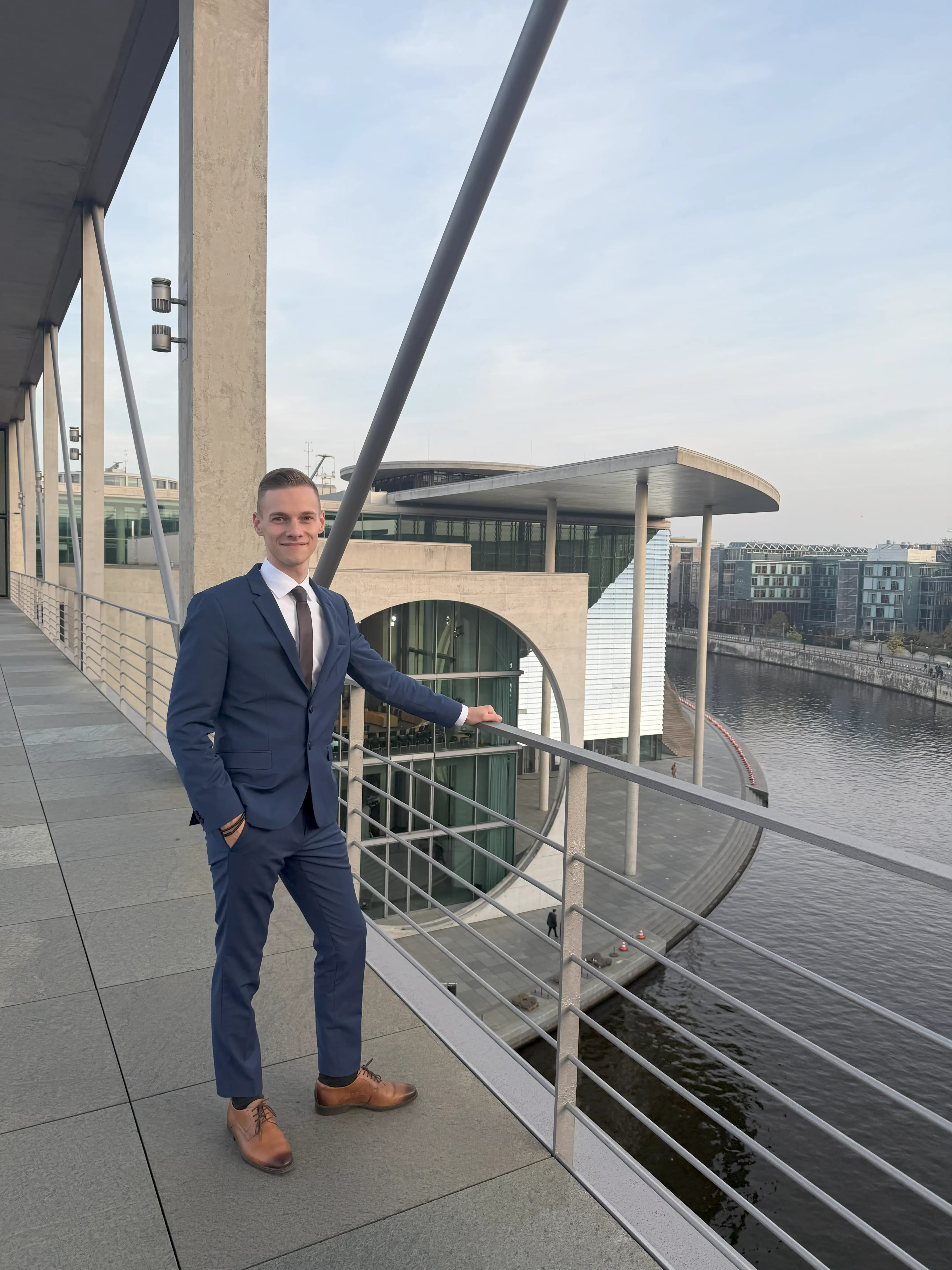 Jonas Joachim Witzgall steht auf der Abgeordnetenbrücke.