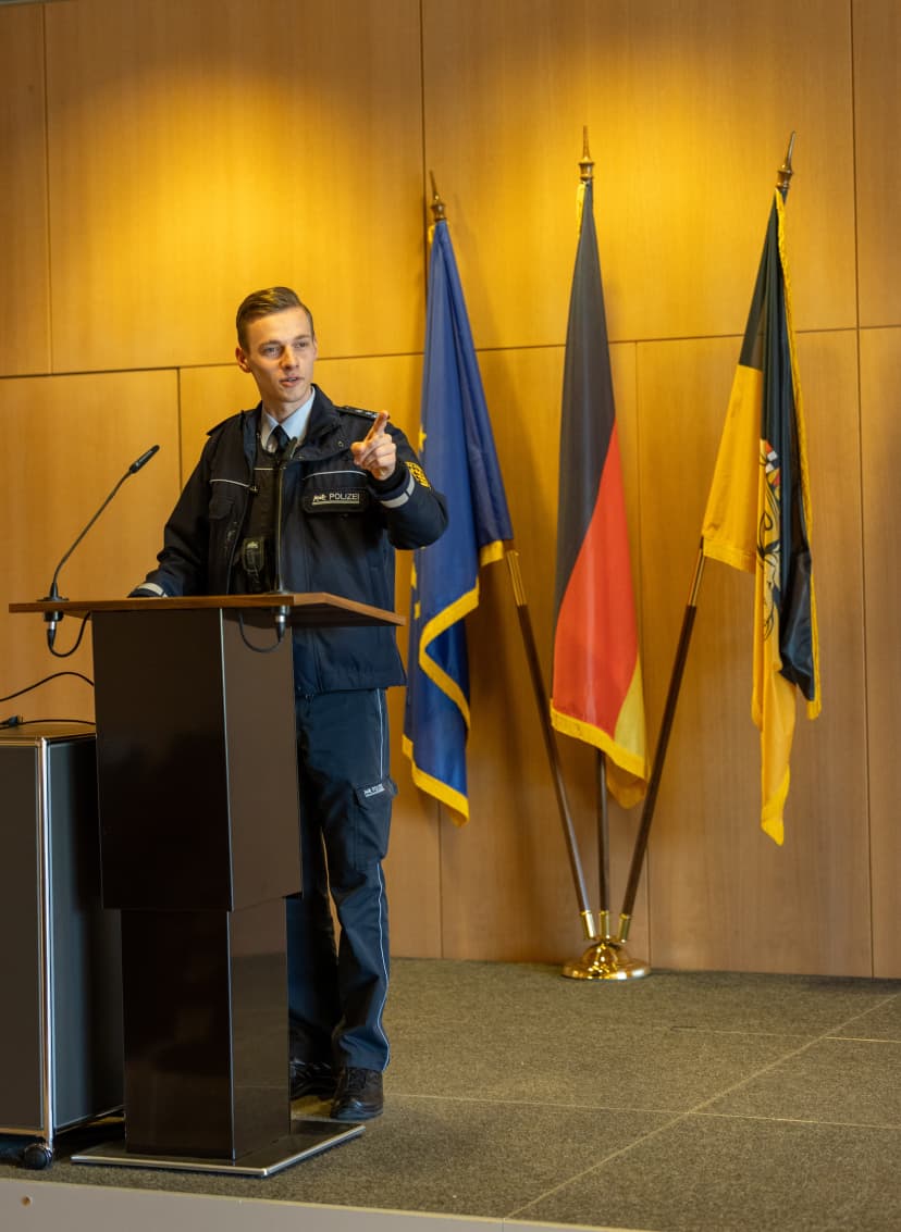 Jonas Joachim Witzgall, Polizeigewerkschafter aus Baden-Württemberg, steht in Uniform vor einem Rednerpult.